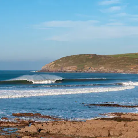 Vague déferlant sur la baie de Croyde