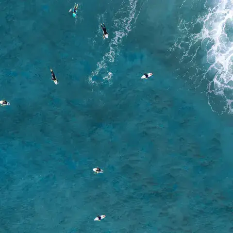 Surfeurs à l'eau vus du ciel