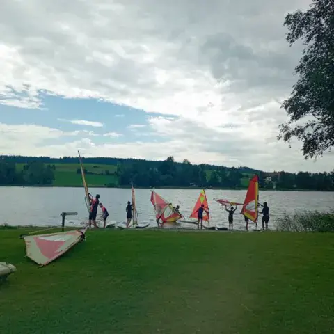 Groupe d'élèves au bord du lac