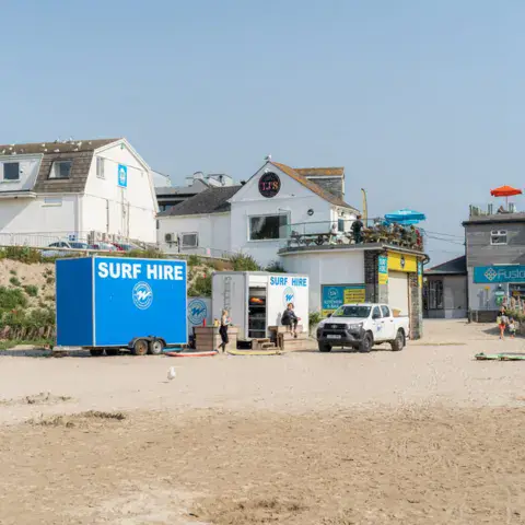 Cabines de location de surf sur la plage