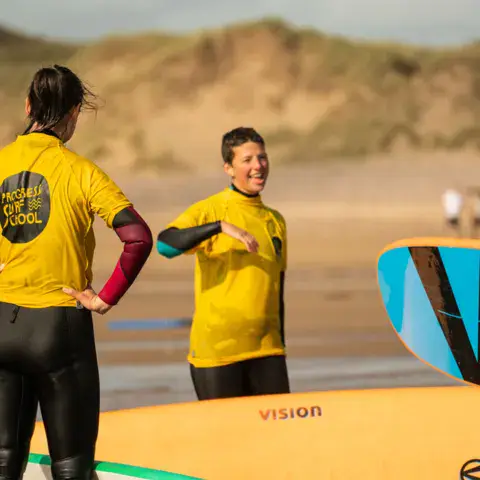 Moniteurs en maillot jaune de l'école devant les dunes