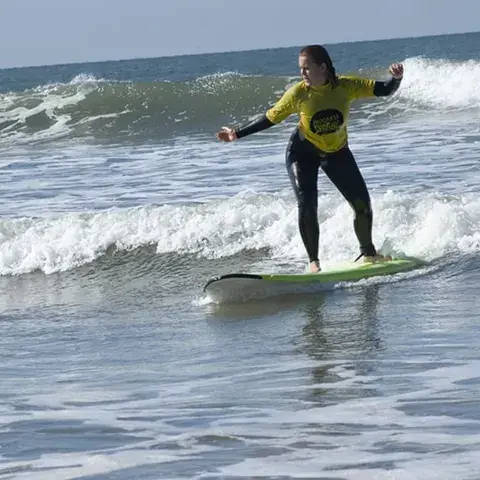 Surfeuse en virage sur une vague