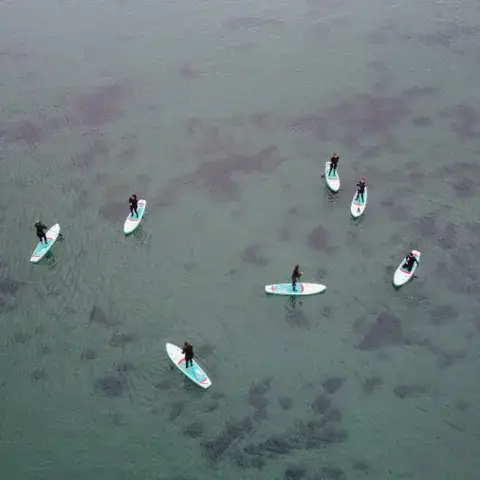 Groupe de paddleurs sur l'eau, vue aérienne