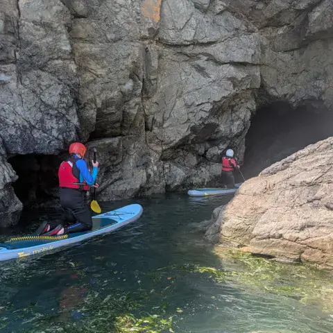 Sortie guidée en paddle près d'une grotte