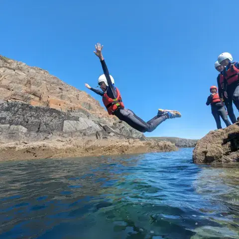 Saut dans l'eau pendant une sortie de coasteering