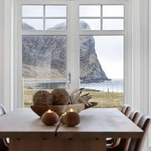 Salle à manger d'un hébergement avec vue sur la montagne
