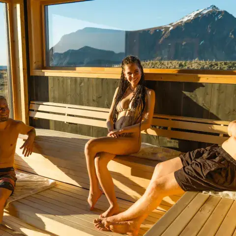 Sauna vitré face aux montagnes