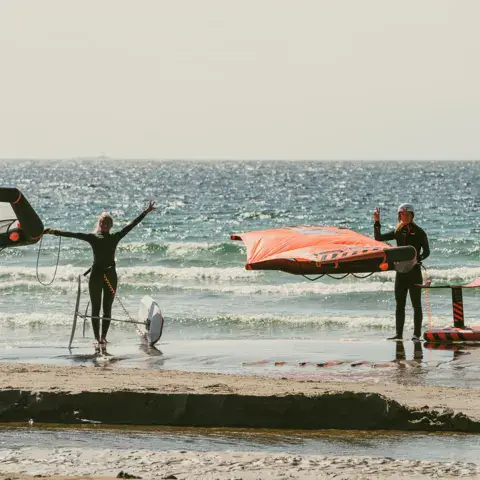Initiation au wing foil sur la plage
