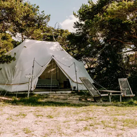 Tente de l'hôtel sous les pins