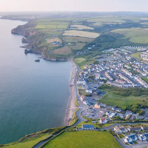 Vue aérienne de la baie et du village de Broad Haven