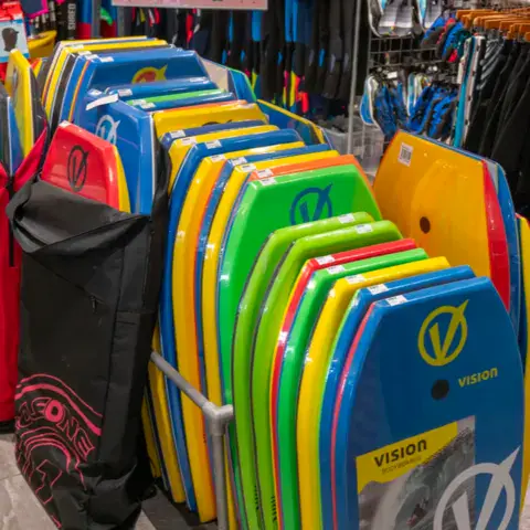 Rayon de bodyboards en magasin