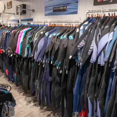Rayon de combinaisons en magasin