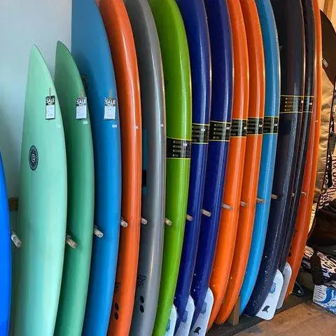 Planches de surf alignées en rayon dans le magasin