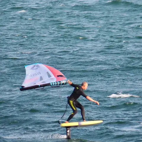 Rider de wing foil au-dessus de l'eau