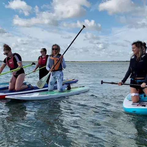 Groupe de stand up paddle sur l'eau
