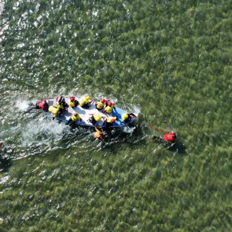 Vue aérienne d'un groupe sur un grand paddle collectif