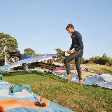 Gréement des planches sur la pelouse du spot