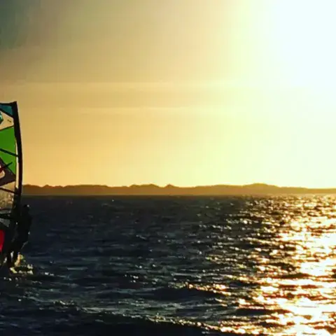 Windsurfeur à contre-jour