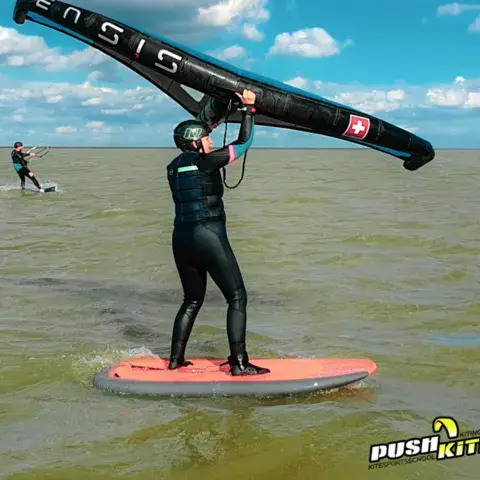 Rider de wing surf debout sur sa planche