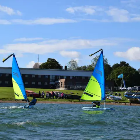 Dériveurs devant le centre nautique