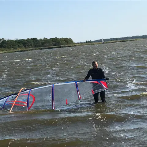 Windsurfeur à l'eau par vent soutenu