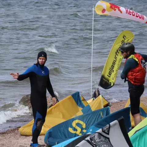 Briefing sur la plage avant la sortie, ailes au sol