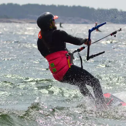 Kitesurfeur à l'eau