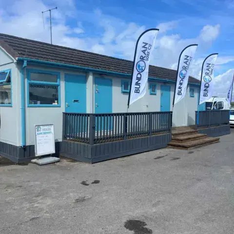 Le local de l'école sur la plage de Rossnowlagh