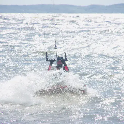 Kitesurfeur dans les vagues