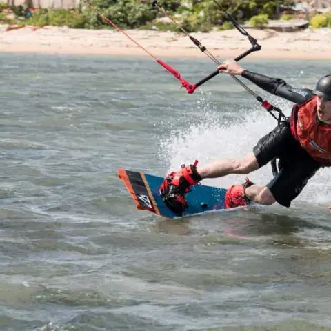 Kitesurfeur près d'une plage