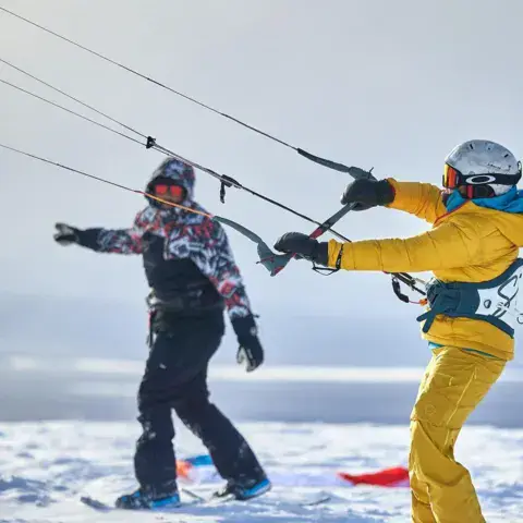 Moniteur et élève lors d'un cours de snowkite