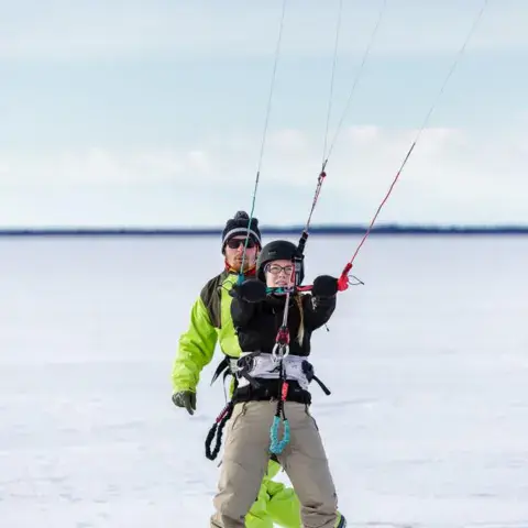 Cours de snowkite à deux sur une étendue gelée