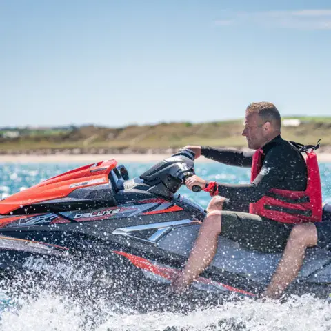 Un scooter des mers en action, activité proposée par le centre