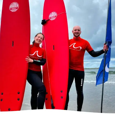 Moniteurs avec des planches rouges sur la plage