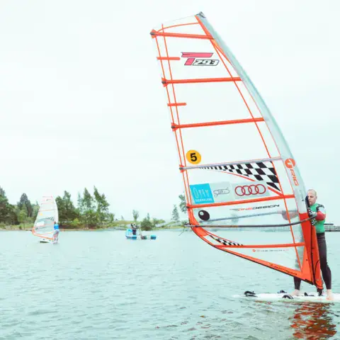Planche à voile sur une eau calme