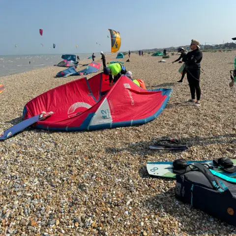 Kites déployés sur la plage de galets