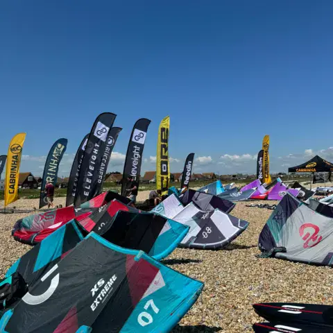 Rangées de kites posés sur les galets