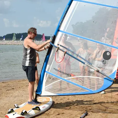Explications sur la plage avant la sortie en planche à voile