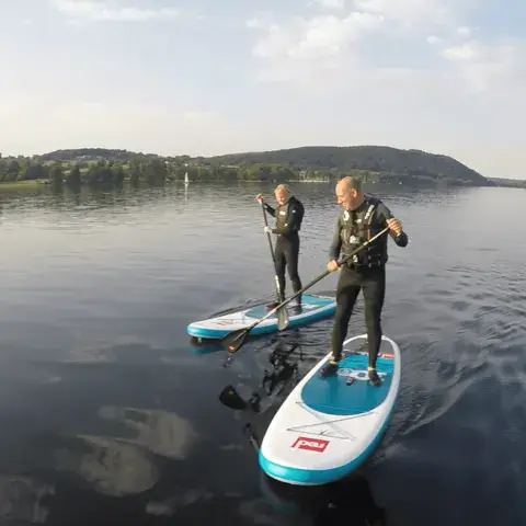 Deux personnes en paddle sur l'Ullswater