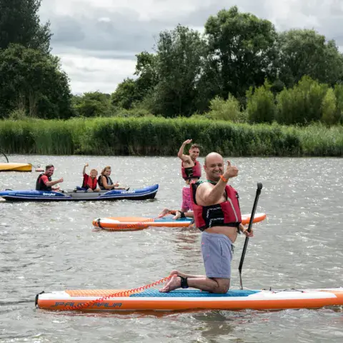 Paddle debout et à genoux sur le plan d'eau