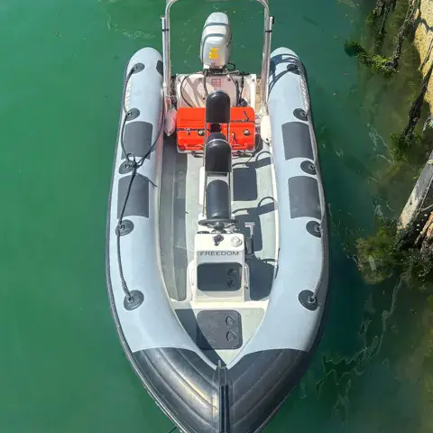 Le bateau pneumatique de sécurité vu d'en haut