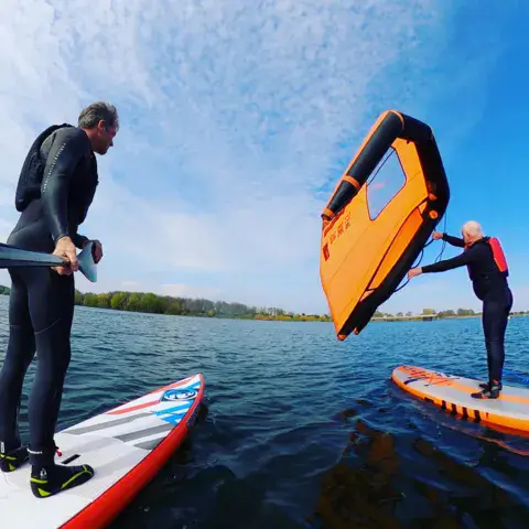 Cours de wing, élèves debout sur des paddles