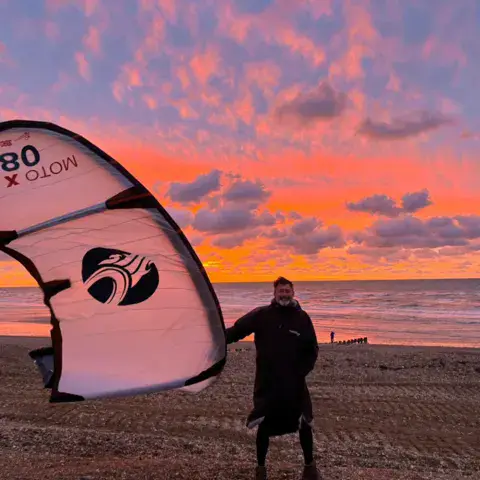 Kite déployé sur la plage au coucher du soleil