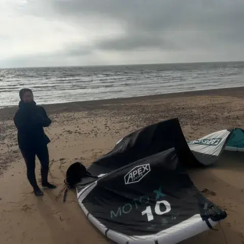 Kites posés sur la plage de sable et de galets