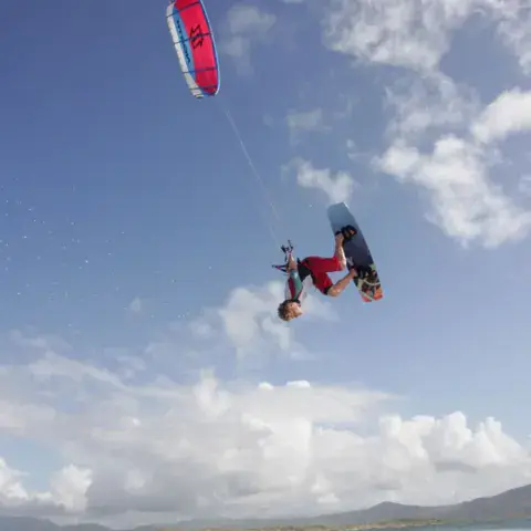 Saut en kitesurf au-dessus des vagues