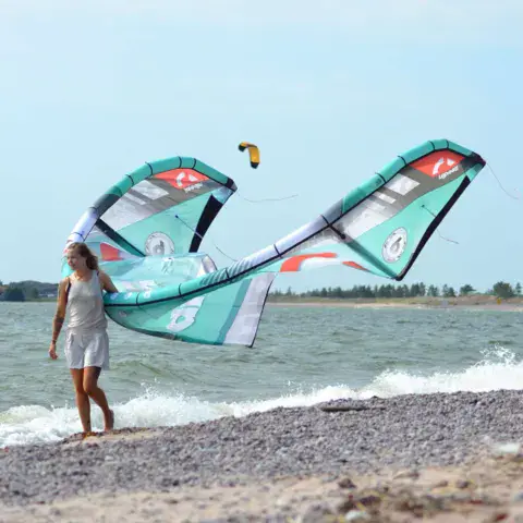 Aile de kitesurf déployée sur la plage