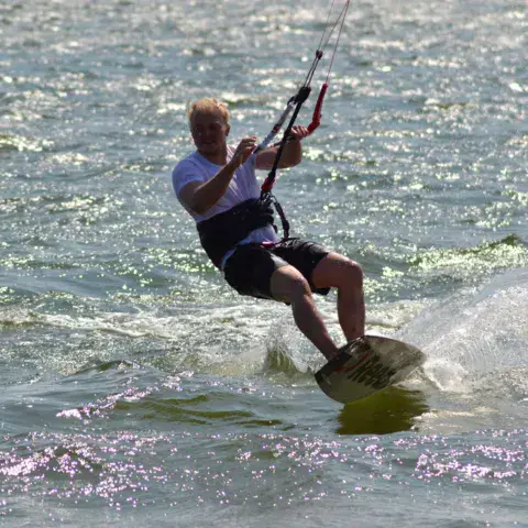 Kitesurfeur à l'eau