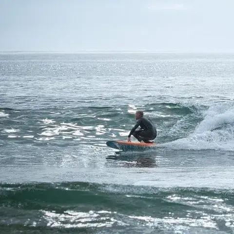 Un surfeur sur une vague
