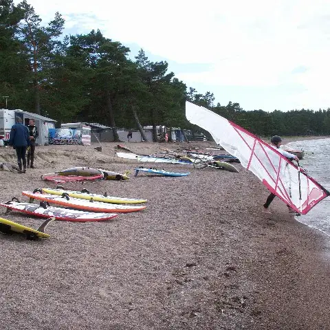 Matériel de planche à voile sur la plage de galets