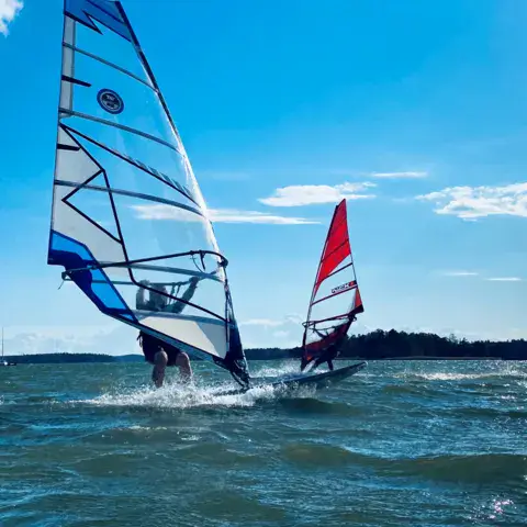 Deux planches à voile en navigation